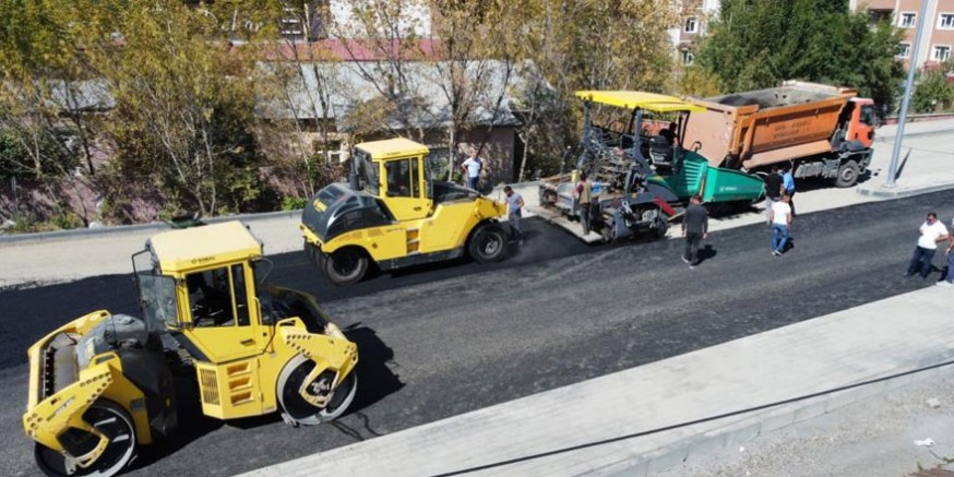 Kars Belediyesinin asfalt yol ve kaldırım çalışmaları devam ediyor