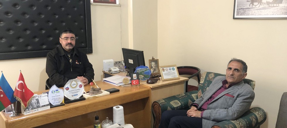 Kars Müteahhitler Birliği Başkanı Hilmi Ulusoy, Kars Gazeteciler Cemiyeti Başkanı Ercüment Daşdelen’i ziyaret etti