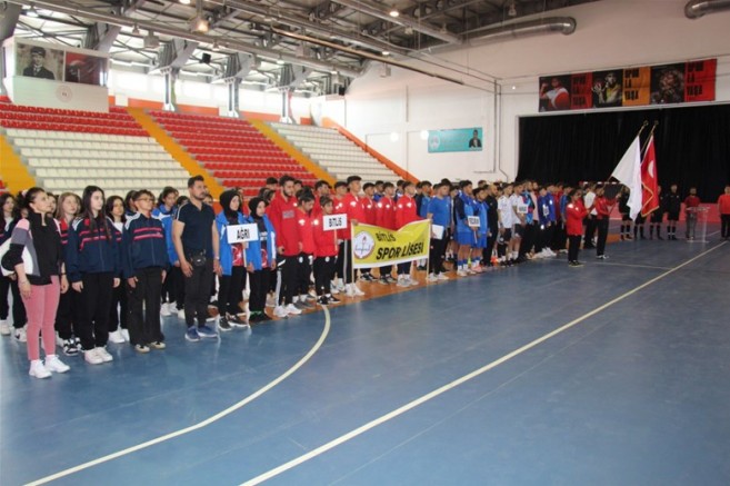 Kars'ta Okul Sporları Futsal Müsabakaları başladı