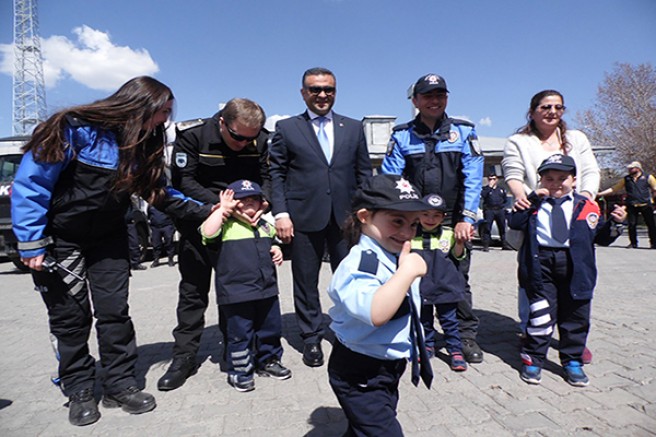 Kars’ta polis haftasında engelli çocuklar unutulmadı