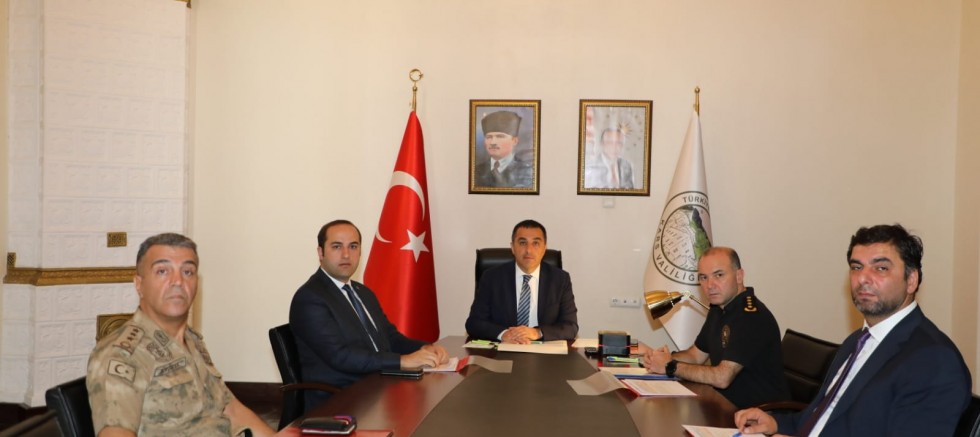 Kars Valisi Türker Öksüz, Bakanlar Soylu ve Kasapoğlu ile video-konferans toplantısına katıldı