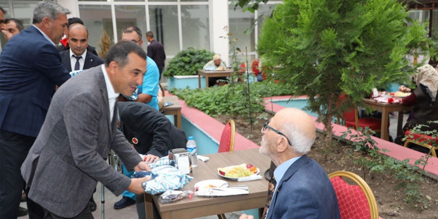 Kars Valisi Türker Öksüz'den yaşlılara ziyaret