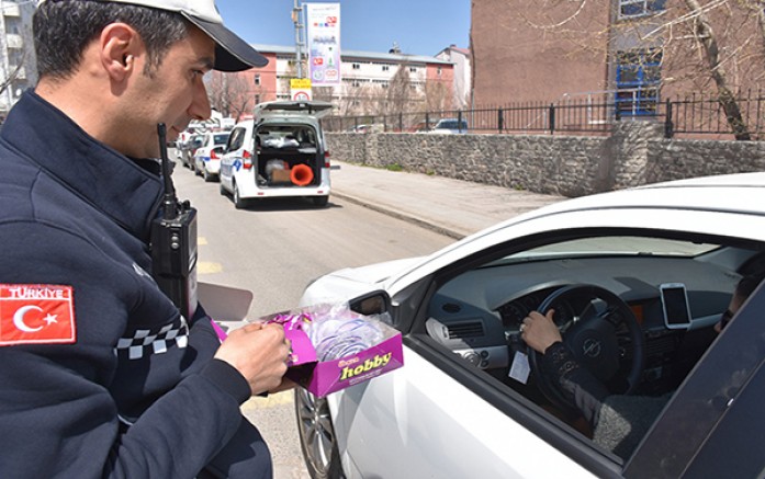 Polis Haftasında sürücülere çikolata ikramı