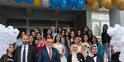 Kars Atatürk MTA Lisesi Öğrencileri yıl sonu defilesi düzenledi