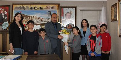 Kars Bahçeşehir Koleji öğrencilerinden Milli Eğitim Müdürü Kaya'ya ziyaret