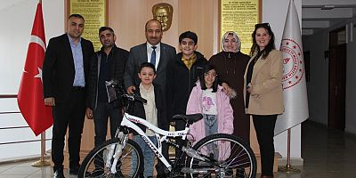 Kars Milli Eğitim Müdürü Nevzat Kaya, Kayra Doruk Can’a bisiklet hediye etti