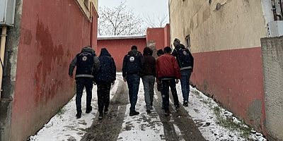 Kars'ta 8 Düzensiz Kaçak Göçmen Sınır Dışı Edildi