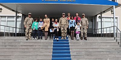 Kars’ta öğrenciler Albay Kiper'i ziyaret etti