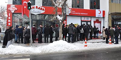 Kars'ta, vatandaşlar Kızılay Kan merkezine akın etti