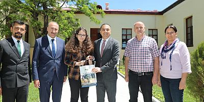 Vali Türker Öksüz, LGS Türkiye birincisi Yaren Sude Ayağ'ı tebrik etti