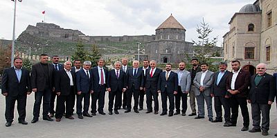 UDH Bakanı Arslan, Ebul Hasan Harakani Türbesini ziyaret etti