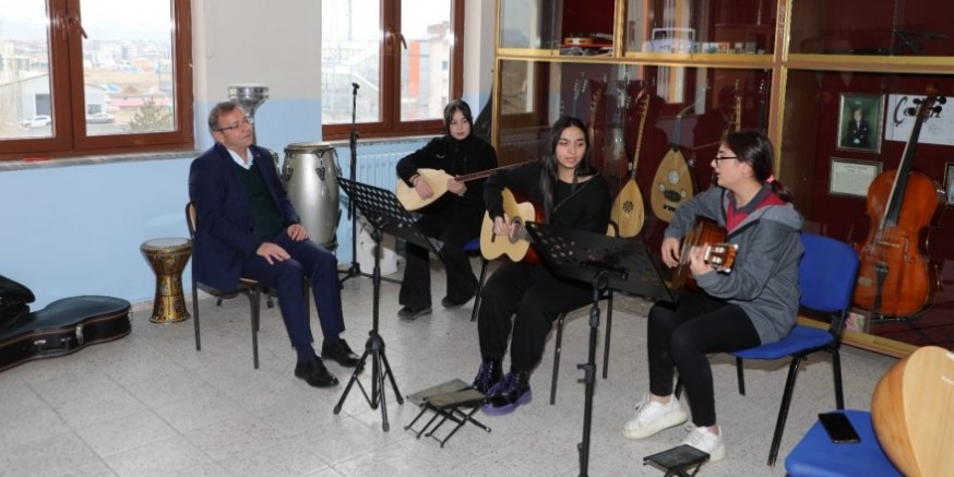 Vali Ziya Polat, Aytemiz Güzel Sanatlar Lisesi'ni ziyaret etti