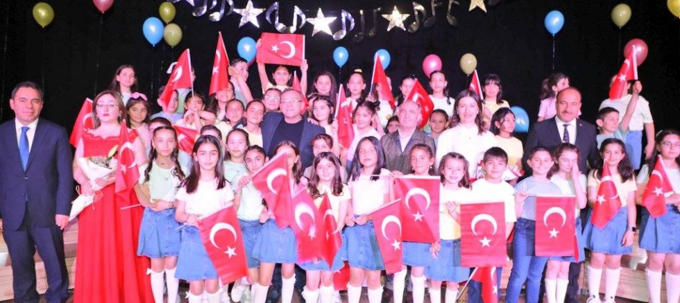 23 Nisan Çocuk Korosu ilgiyle izlendi