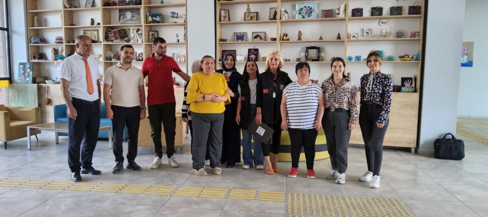 Açık Kapı Şubeden Gündüz Engelli Bakım Merkezine Anlamlı Ziyaret