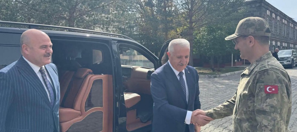 Ahmet Arslan’dan Kars’taki Askerî Komutanlara Ziyaret 