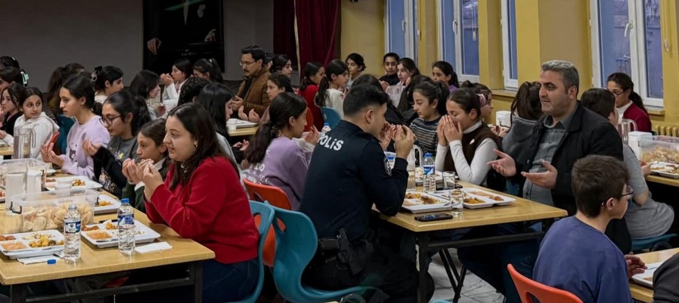 Akyaka’da iftar bereketi öğrencilerle paylaşıldı