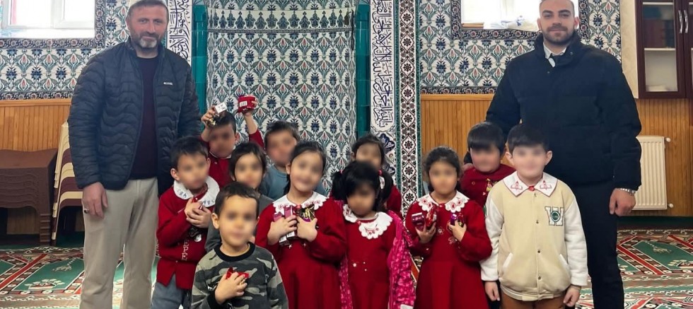 Akyaka'da miniklerden anlamlı cami ziyareti