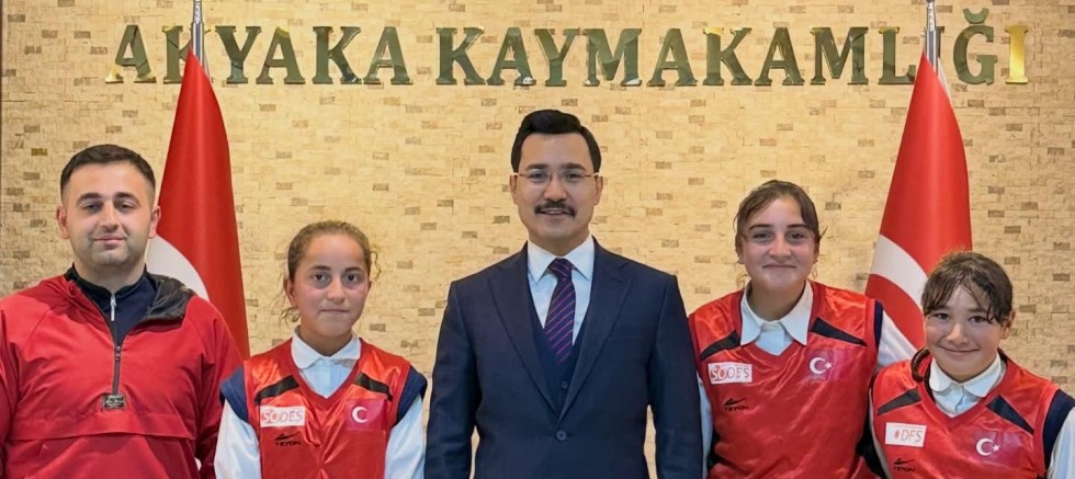 Akyaka Kaymakamı kız takımını makamında kabul etti