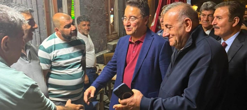 Babacan’a Kars’ta yoğun ilgi: Esnaf ve vatandaşlarla gece buluşması