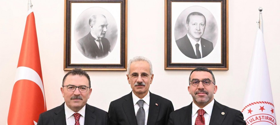 Bakan Uraloğlu, Altunok ve Çalkın Gazi Meclis'te Bir Araya Geldi
