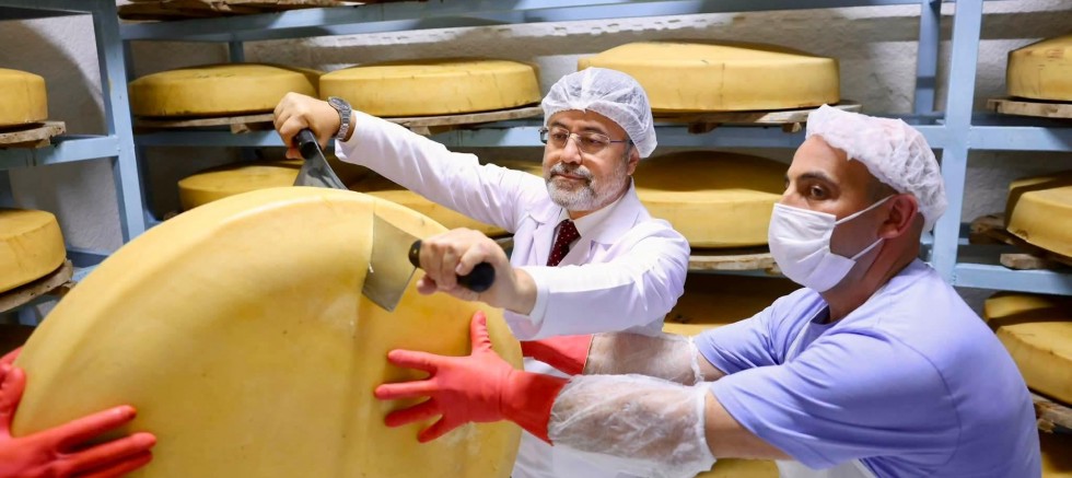 Bakan Yumaklı, Kars'ta Gravyer ve Kaşar Üretim Tesisini Ziyaret Etti