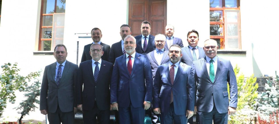 Çalışma ve Sosyal Güvenlik Bakanı Vedat Işıkhan Kars’ta