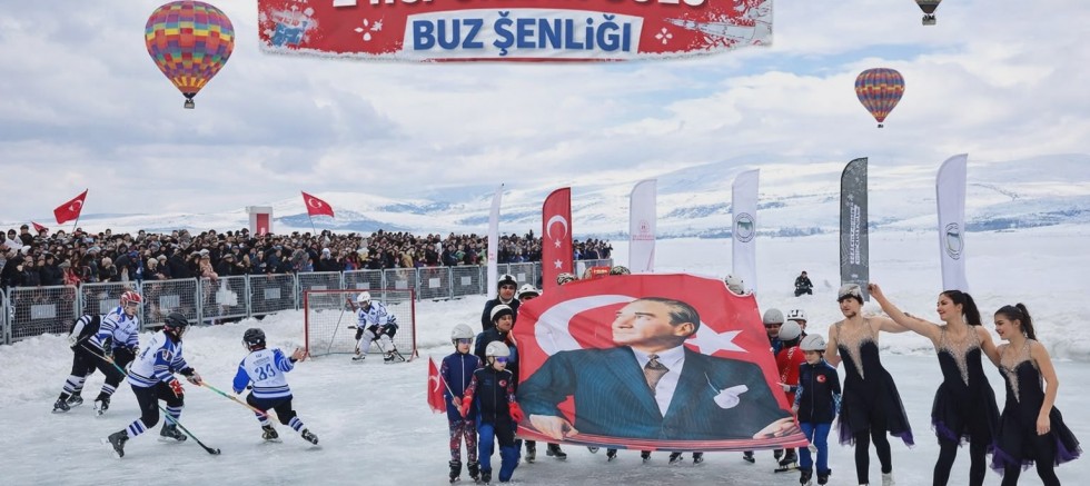Çıldır Gölü Buz Şenliklerine onbinlerce vatandaş katıldı