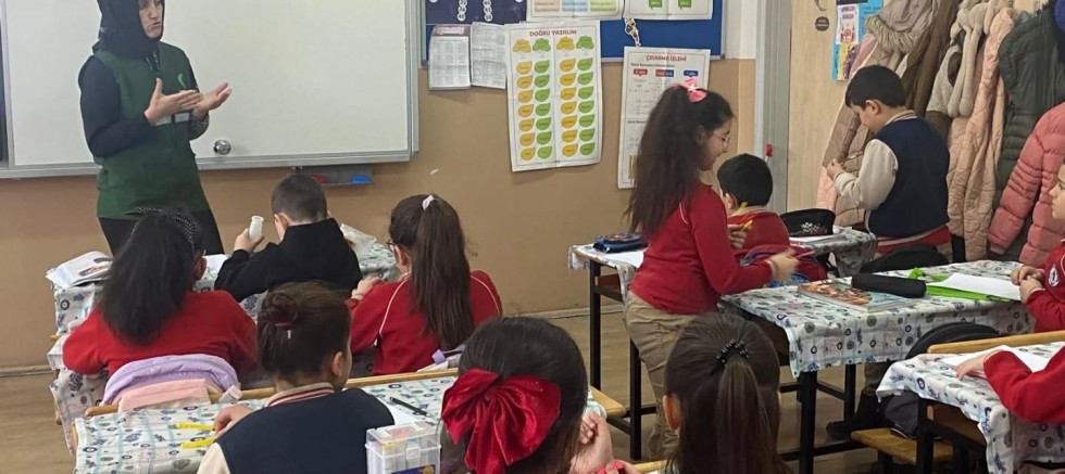 Ders zili yeniden çaldı: 18 milyon öğrenci ders başı yaptı