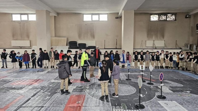 Digor’da öğrencilere uygulamalı trafik eğitimi