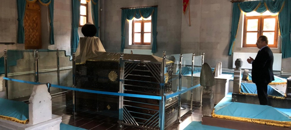 Dr.Süleyman Basa, Kars’ta Ebu’l Hasan Harakani Türbesi’ni Ziyaret Etti