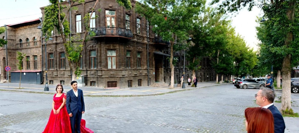 Gazi Kars'ın Tarihi Dokusu Mutlu Anlara Ev Sahipliği Yapıyor