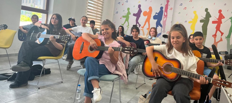 GSB Kültür ve Sanat Okulları'nda Gitar Kursu Devam Ediyor