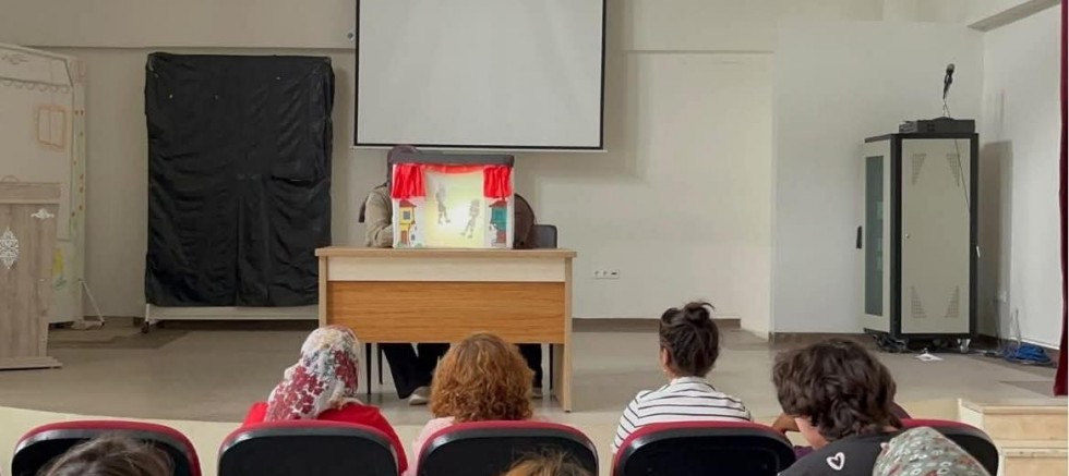 Hacivat ve Karagöz gösterisi çocuklara kültürel miras kazandırdı