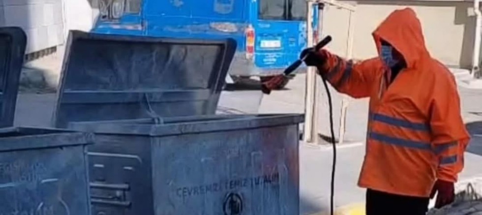 Kağızman’da Çöp Konteynerleri Düzenli Olarak Dezenfekte Ediliyor 
