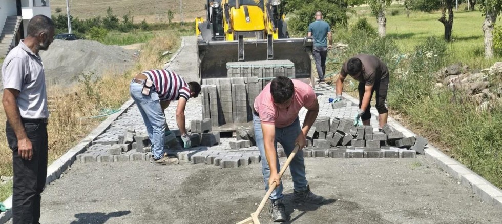 Kağızman'da köy içi Kilitli parke taşı çalışmaları sürüyor