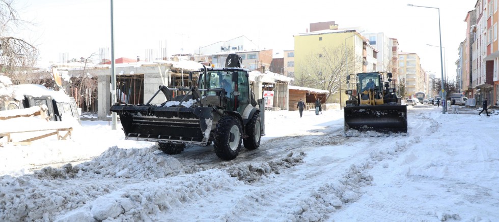 Kars Belediyesi karla mücadelede vites yükseltti