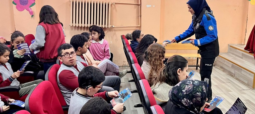 Kars Emniyeti’nden Öğrencilere Bilinçlendirme Eğitimi