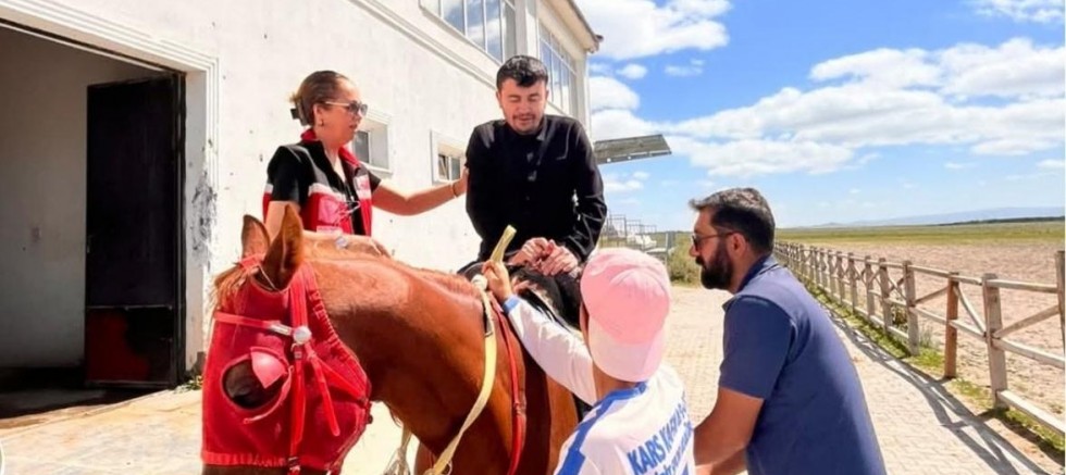 Kars Gündüz Engelli Bakım Merkezi'nden At Çiftliği Ziyareti