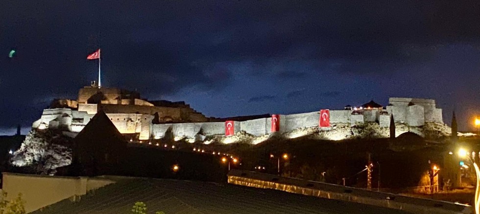 Kars Kalesi Işıltısıyla Göz Kamaştırıyor