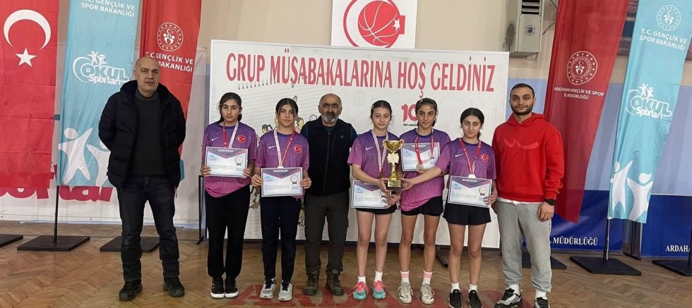 Kars Mihralibey Ortaokulu Badminton Takımı ikinci oldu