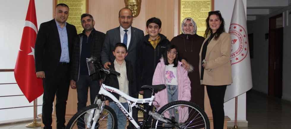 Milli Eğitim Müdürü Nevzat Kaya, Kayra Doruk Can’a bisiklet hediye etti