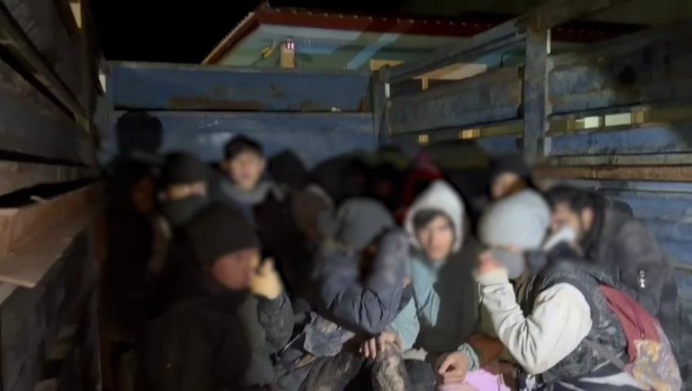 Kars’ta 19 düzensiz göçmen yakalandı, 3 şüpheli tutuklandı