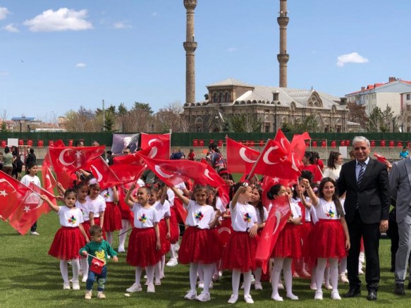 Kars'ta 23 Nisan Ulusal Egemenlik ve Çocuk Bayramı coşkuyla kutlandı