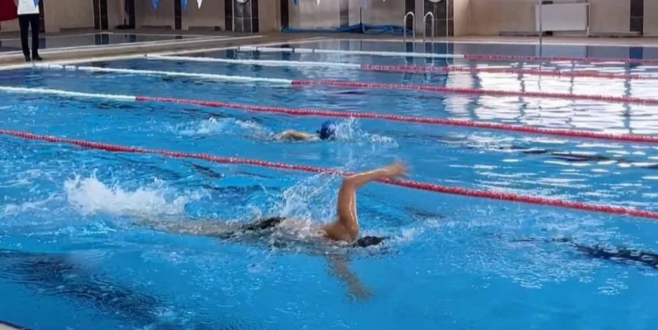 Kars'ta 23 Nisan coşkusu havuzda yaşandı