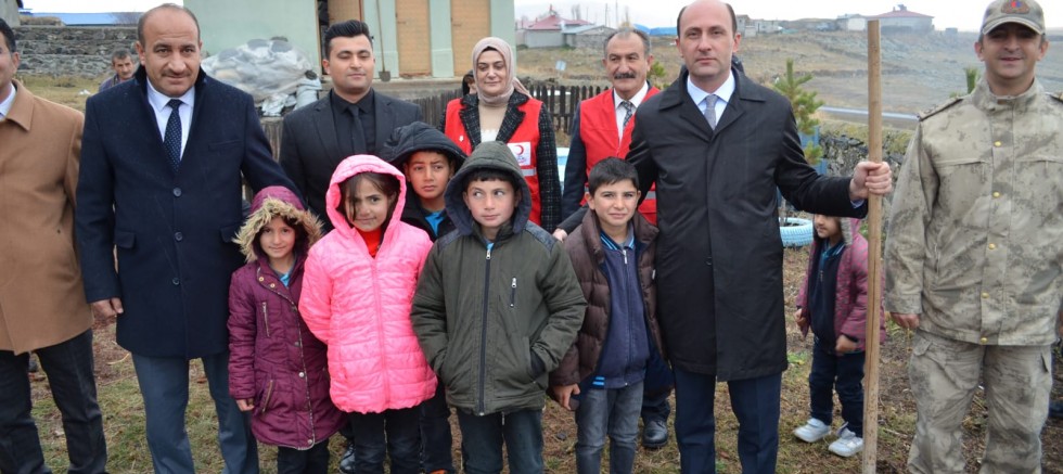 Kars’ta 52 fidan minik ellerde hayat buldu