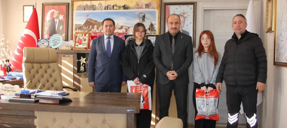 Kars’ta Afiş Yarışmasında dereceye giren öğrenciler ödüllendirildi