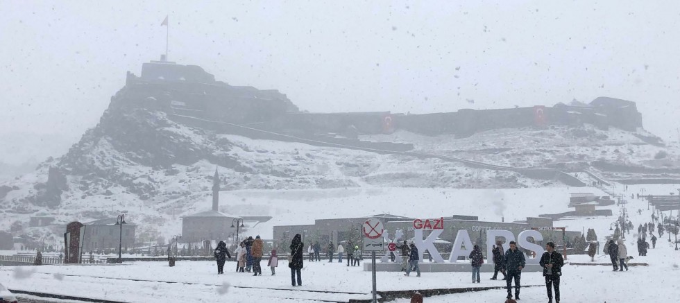 Kars’ta aniden bastıran Kar etrafı beyaza bürüdü