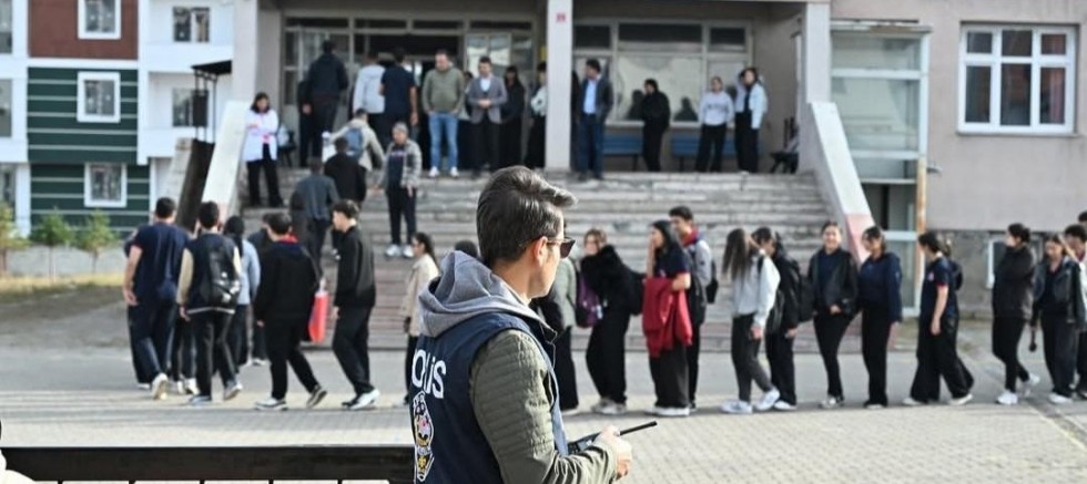 Kars'ta asayiş ekipleri okul çevrelerinde teyakkuzda