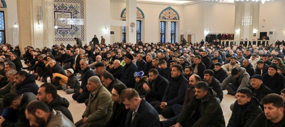 Kars’ta bayram namazında camiler doldu