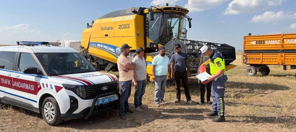 Kars'ta Biçerdöver ve Traktör Sürücülerine Trafik Güvenliği Semineri